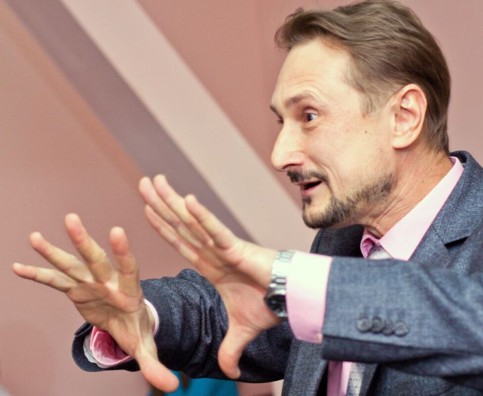 Зрительный контакт - это, пожалуй, самый главный навык оратора.
