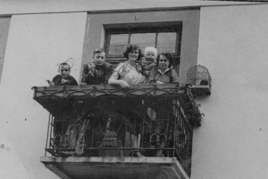 На балконе в Теребовле. Болсунов Алексей Михайлович второй слева